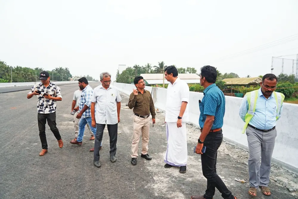 മന്ത്രി പി.എ മുഹമ്മദ് റിയാസ് വളാഞ്ചേരി വട്ടപ്പാറയിലെ ദേശീയപാത നിര്‍മാണ പ്രദേശം സന്ദര്‍ശിക്കുന്നു | Photo: Mathrubhumi