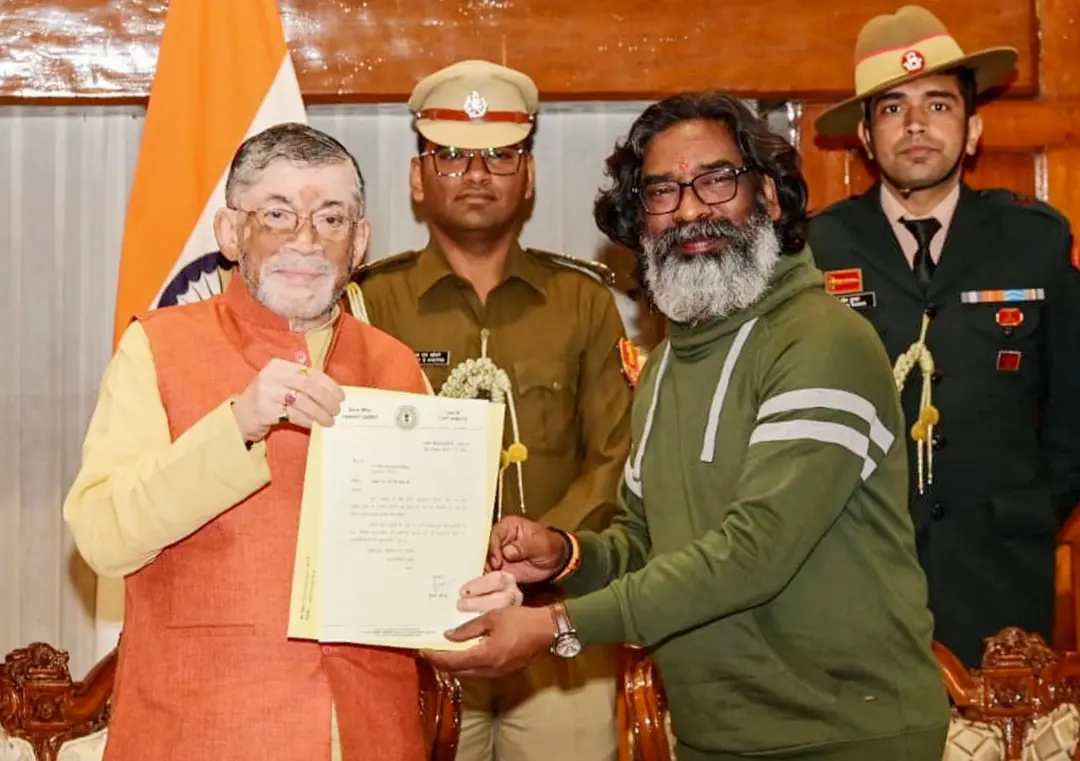 Jharkhand CM Hemant Soren hands over his resignation to Governor Santosh Gangwar as he stakes claim to form the new government, at Raj Bhawan, in Ranchi | Photo: AFP