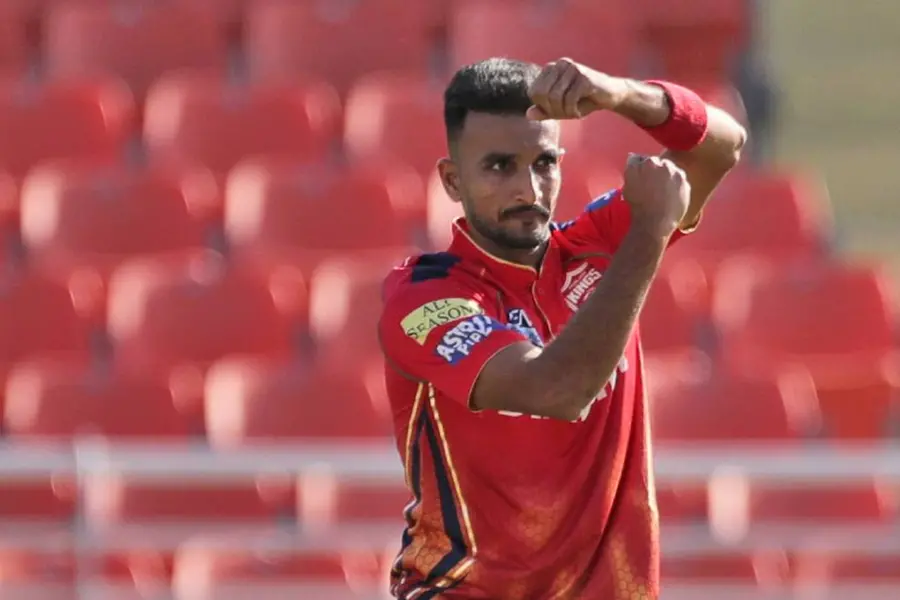 ഒരോവറില്‍ വഴങ്ങിയത് 25 റണ്‍സ്; സീസണിലെ വില കൂടിയ ഇന്ത്യക്കാരന്‍, ഹര്‍ഷല്‍ പട്ടേലിന് ട്രോള്‍പൂരം