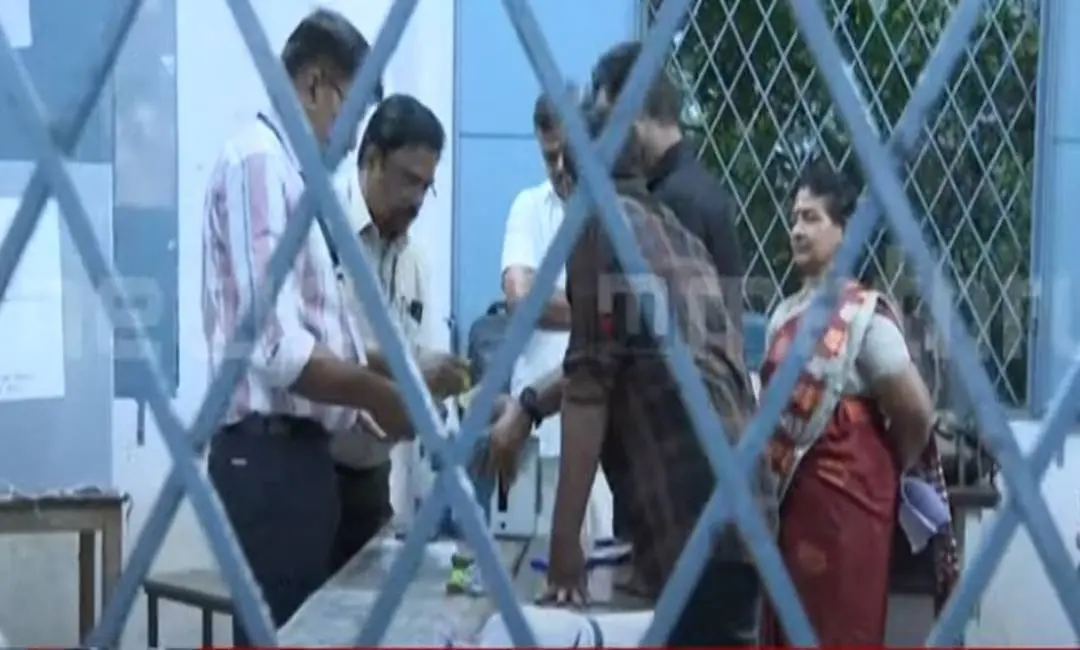 വോട്ടെടുപ്പിന് മുമ്പ് വോട്ടിങ് യന്ത്രങ്ങള്‍ ഉദ്യോഗസ്ഥര്‍ പരിശോധിക്കുന്നു