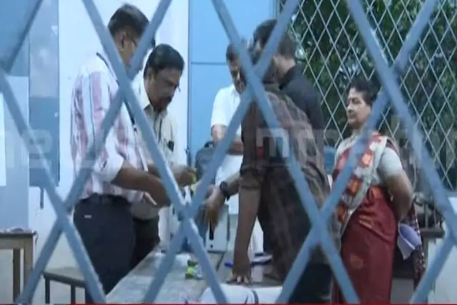 പാലക്കാടന് പോരില് ആര് ജയിക്കും? വോട്ടെടുപ്പ് തുടങ്ങി, ആത്മവിശ്വാസത്തില് സ്ഥാനാര്ഥികള്
