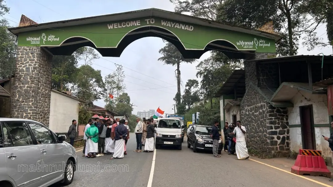 ലക്കിടി യില് യുഡിഎഫ് പ്രവര്ത്തകര് വാഹനങ്ങള് തടയുന്നു. ഫോട്ടോ: മാതൃഭൂമി