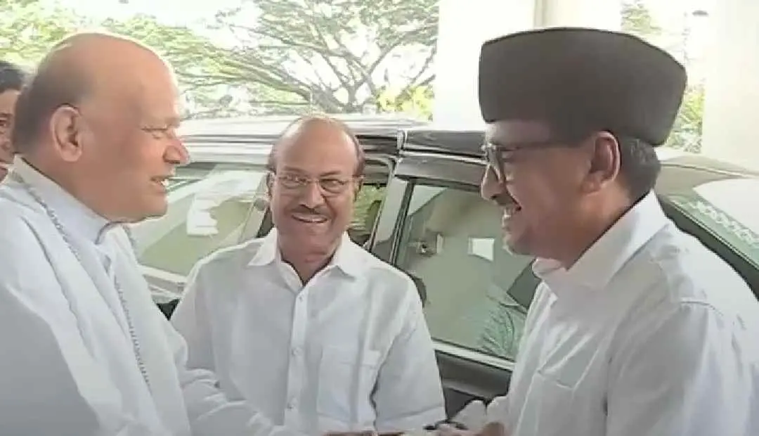 വരാപ്പുഴ അ‌തിരൂപത ആസ്ഥാനത്തെത്തിയ സാദിഖലി തങ്ങളും പി.കെ കുഞ്ഞാലിക്കുട്ടിയും