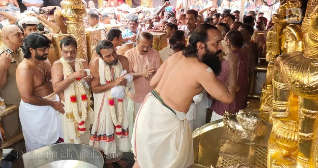 ശബരിമല നടതുറന്ന് മേൽശാന്തി പി.എൻ. മഹേഷ് നമ്പൂതിരി നിയുക്ത മേൽശാന്തിമാരായ എസ്.അരുൺ കുമാർ നമ്പൂതിരിക്കും വാസുദേവൻ നമ്പൂതിരിക്കും ഭസ്മം നൽകിയപ്പോൾ | ഫോട്ടോ: സി. സുനിൽകുമാർ / മാതൃഭൂമി