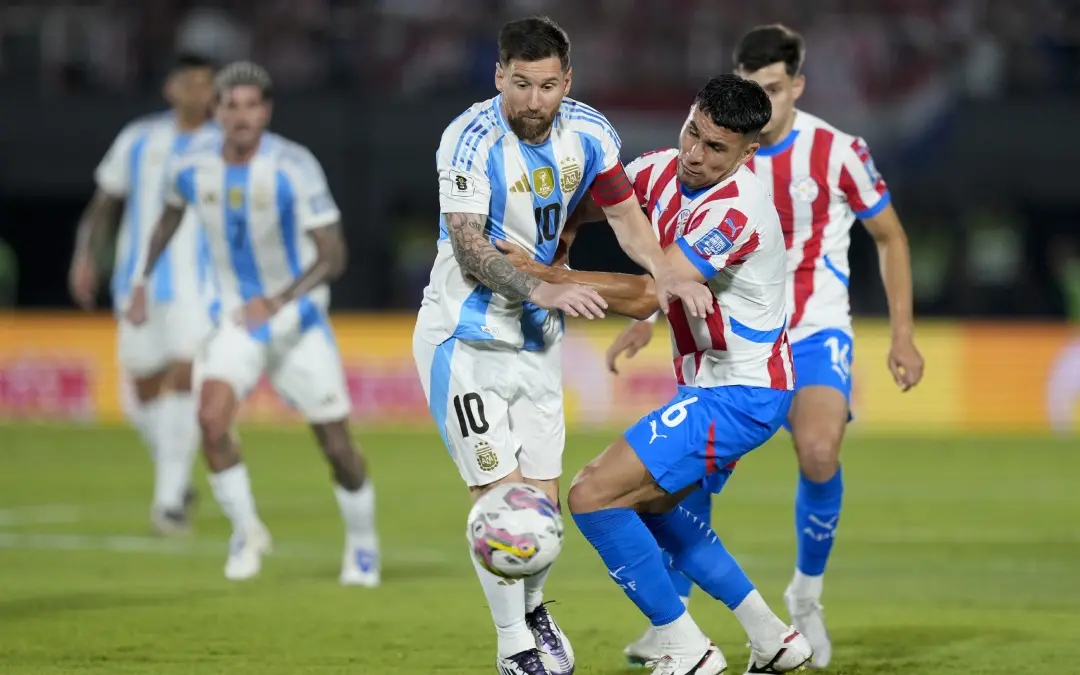 Argentina's forward #10 Lionel Messi and Paraguay's defender #06 Junior Alonso fight for the ball next to Paraguay's midfielder #16 Damian Bobadilla during the 2026 FIFA World Cup South American qualifiers football match between Paraguay and Argentina at the Ueno Defensores del Chaco stadium in Asuncion. | Photo: AFP