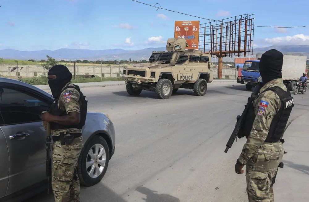 Police officers patrol near the International Airport in Port-au-Prince | Photo: AP