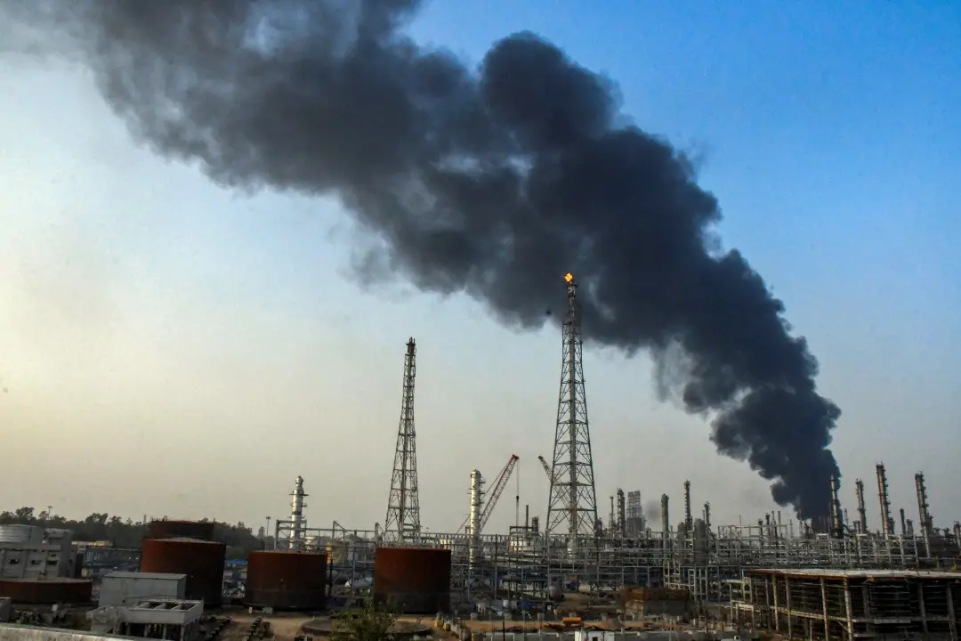 Smoke fills the sky after an explosion at a refinery of Indian Oil Corporation in Vadodara | Photo: PTI