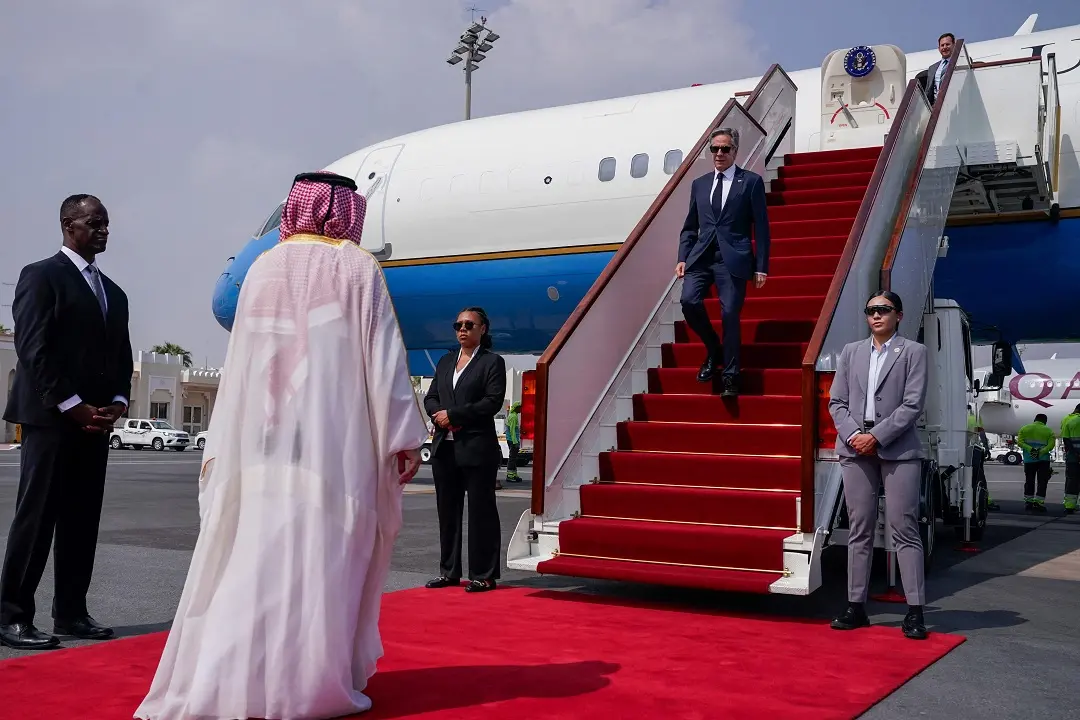 Ambassador of the United States to Qatar Timmy Davis and Qatari Ministry of Foreign Affairs Chief of Protocol Ibrahim Fakhroo welcome U.S. Secretary of State Antony Blinken | File photo: AP