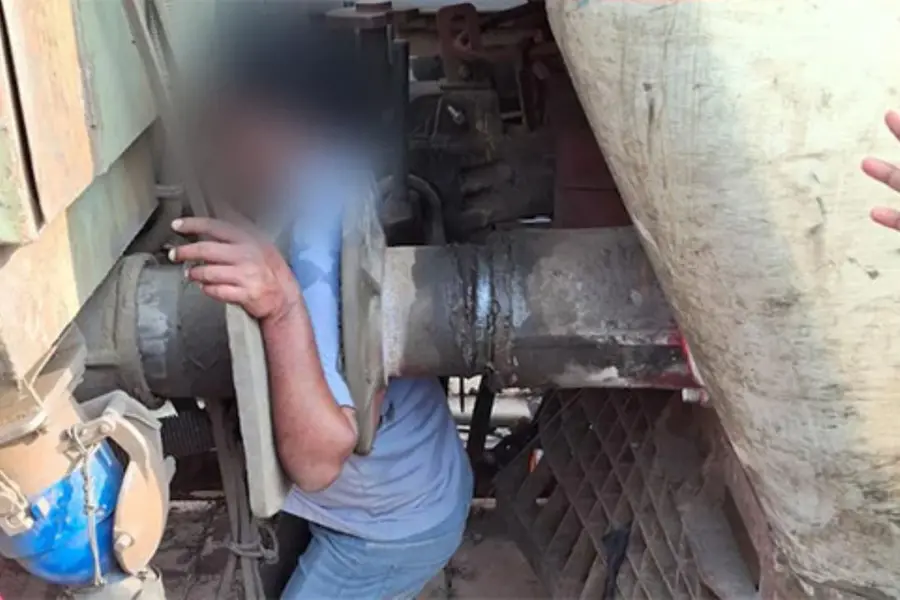 Bihar railway porter crushed to death in tragic accident while ...