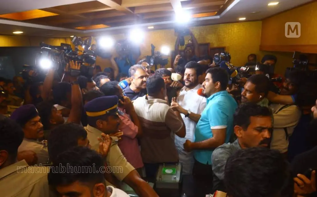 The scuffle between UDF, LDF , NDA workers and police at KPM Regency Hotel, Palakkad where police conducted raid in the wee hours of Wednesday | Photo: PP Ratheesh / Mathrubhumi