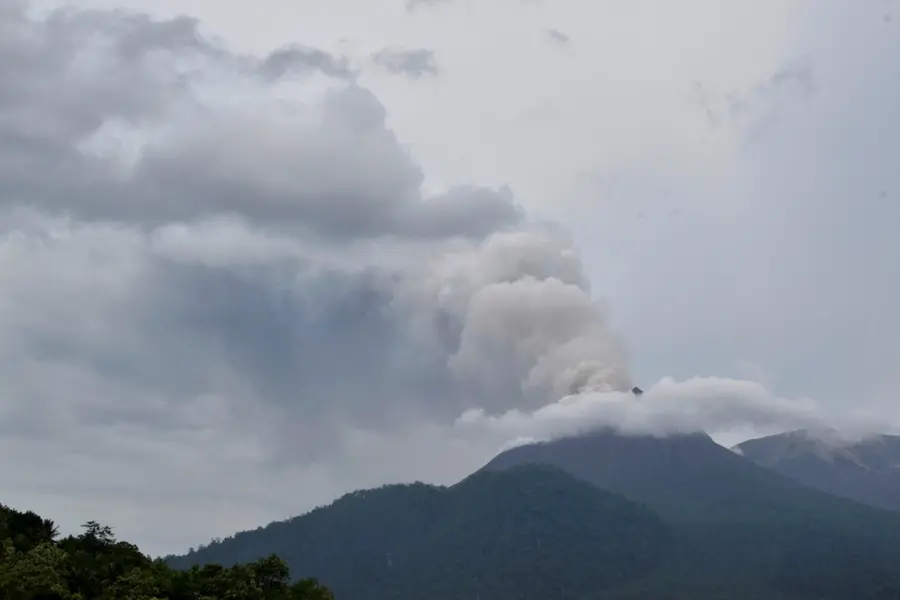 Volcano erupts in Indonesia: 10 killed, thousands affected | WATCH