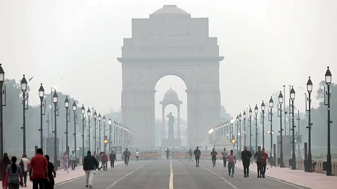 A thin layer of smog engulfs the India Gate as the air quality continues to deteriorate in New Delhi | Photo: ANI