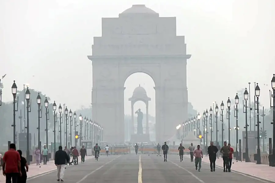 Residents suffer as smog covers Delhi, air quality remains at 'very poor' | WATCH