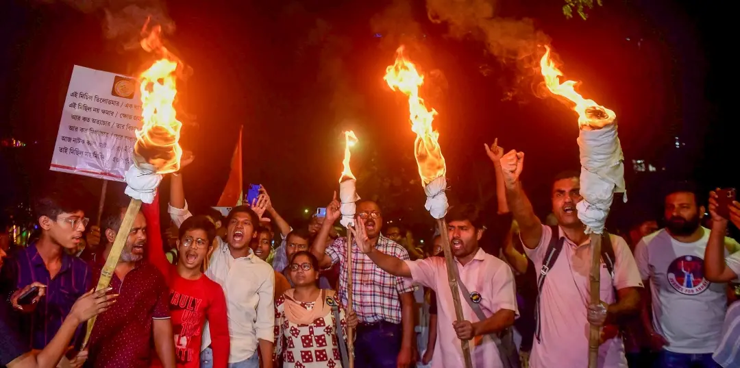 Junior doctors raise slogans during a torch rally towards the CBI office in protest | Photo: PTI