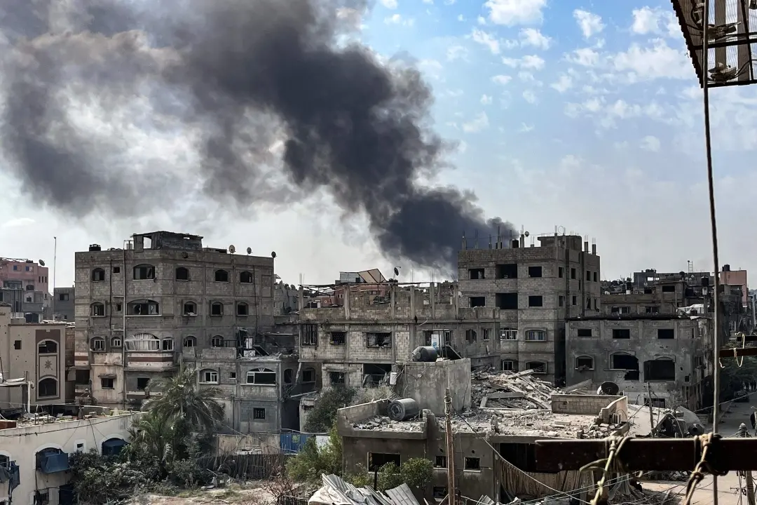Smoke rising in the adjacent neighbourhood of Jabalia in the northern Gaza Strip, during an Israeli strike | Photo: AFP