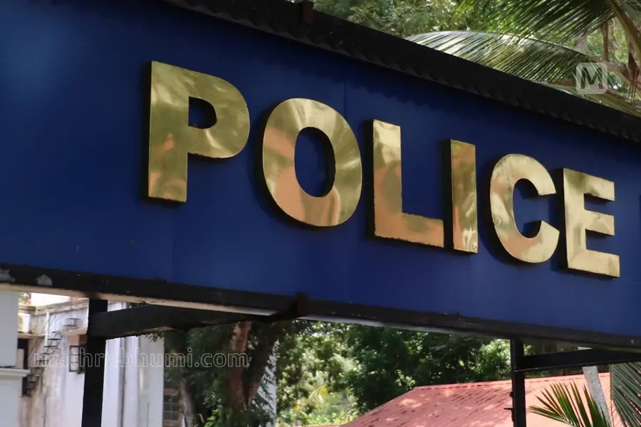 Man lowers mask to eat peanuts; police slaps fine of Rs 500