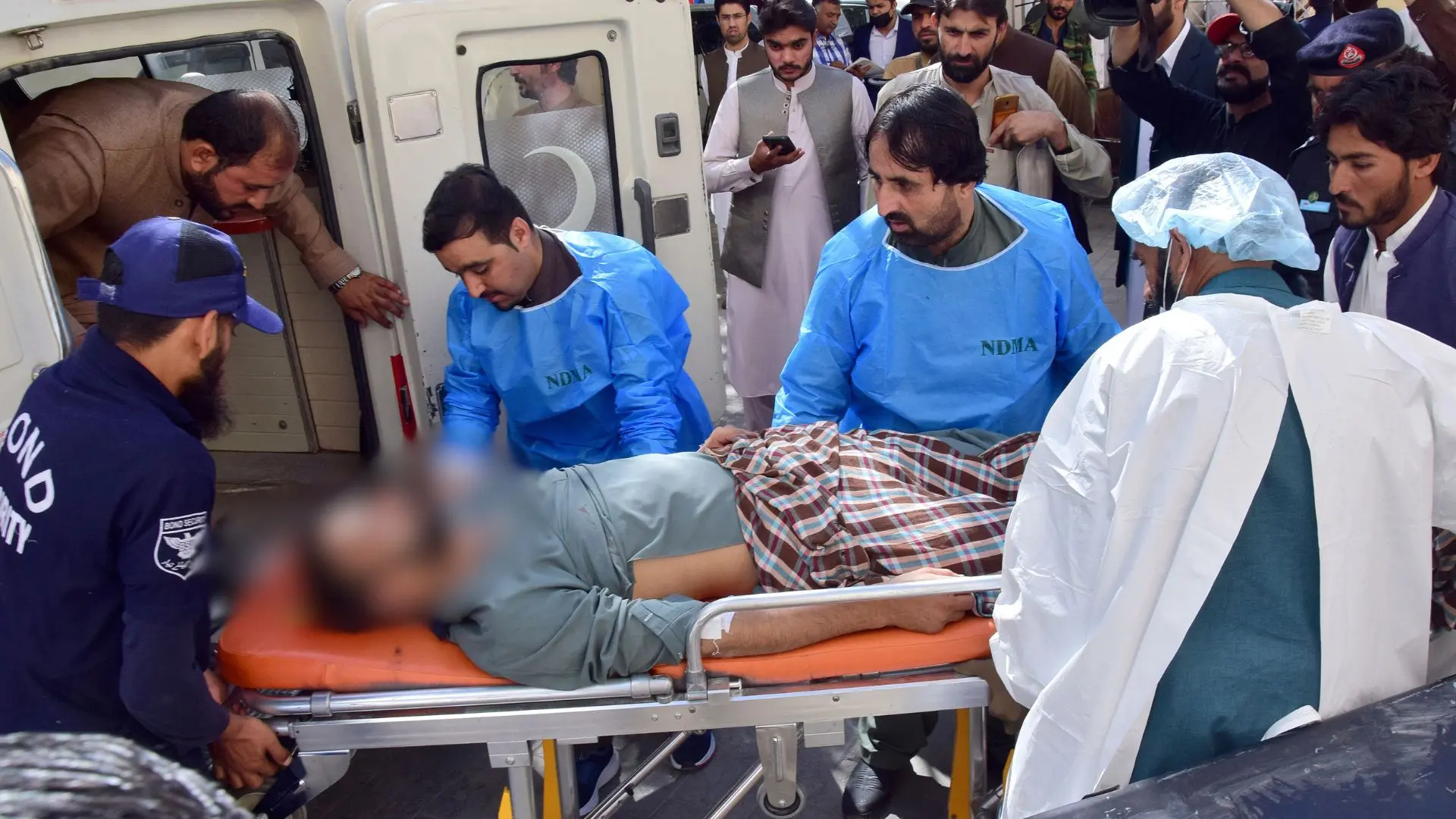 Paramedics and volunteers transport an injured victim of a bomb explosion in Mastung town, upon arrival at a hospital in Quetta, Pakistan | Photo: AP