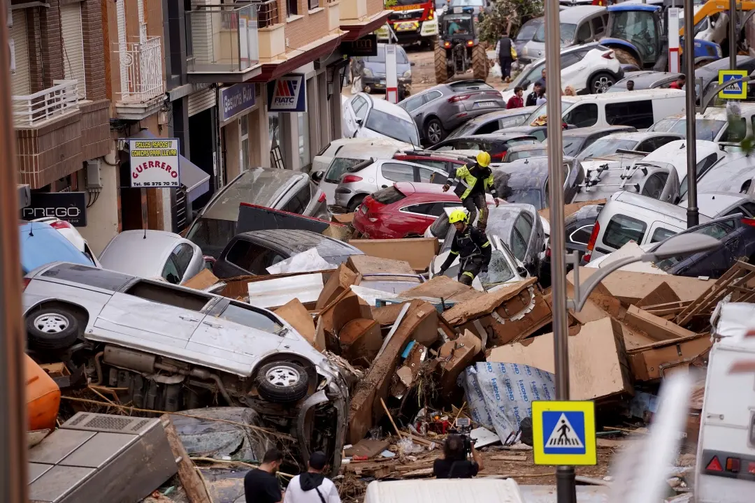 Vehicles are seen piled up after being swept away by floods in Valencia, Spain | Photo: AP