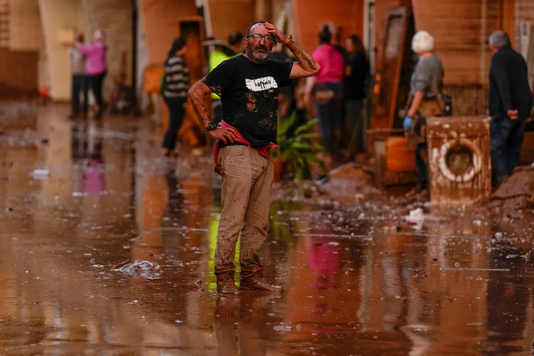 A man reacts in front of houses affected by floods in Utiel, Spain | Photo: AP