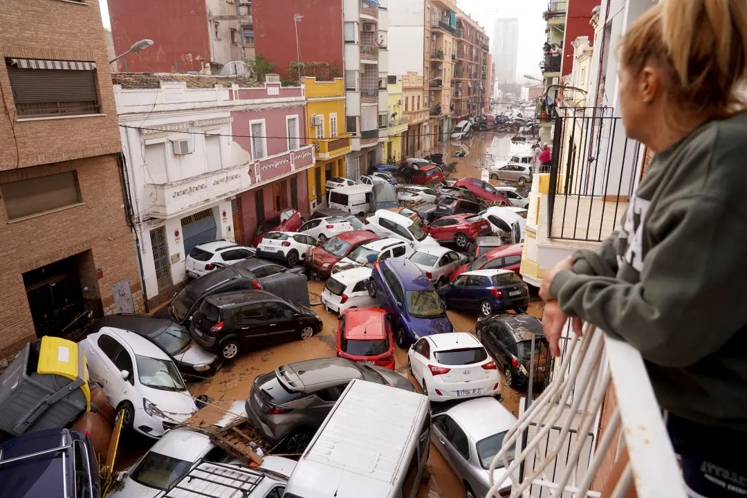 Vehicles trapped in the street after flooding in Valencia | Photo: AP