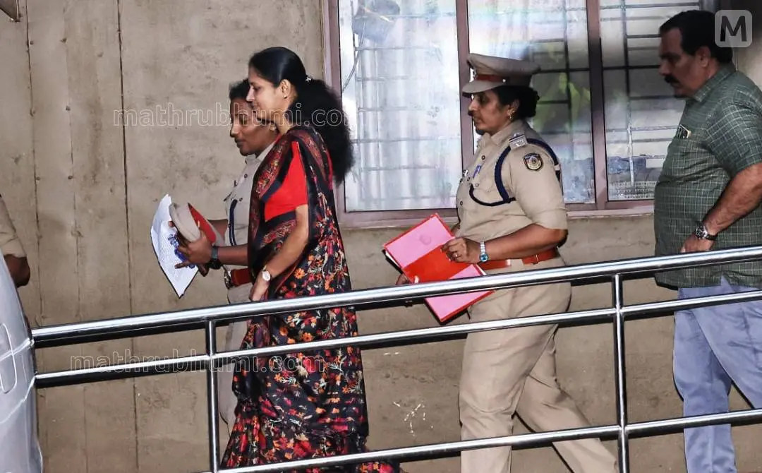 നിയമത്തിന്റെ വഴിയേ... പി.പി. ദിവ്യയെ കണ്ണൂര് ക്രൈംബ്രാഞ്ച് ഓഫീസില്നിന്നും ചോദ്യം ചെയ്തശേഷം വൈദ്യ പരിശോധനയ്ക്കായി കൊണ്ടുപോവുന്നു | ഫോട്ടോ: ലതീഷ് പൂവത്തൂര്/ മാതൃഭൂമി