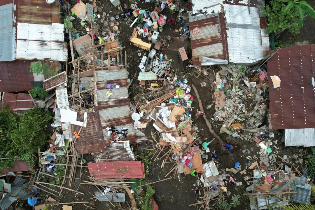 Residents gather what they can from their damaged homes on Saturday | Photo: AP