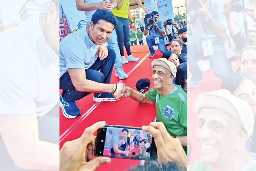 Sachin Tendulkar kneels to share special moment with 85-year-old marathoner in Kochi