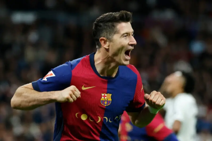 Lewandowski scores double as Barca shred Madrid in La Liga Clásico