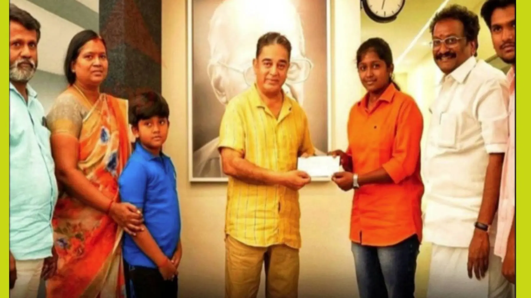Kamal Hassan handing over cheque to Sharmila. Source: Twitter