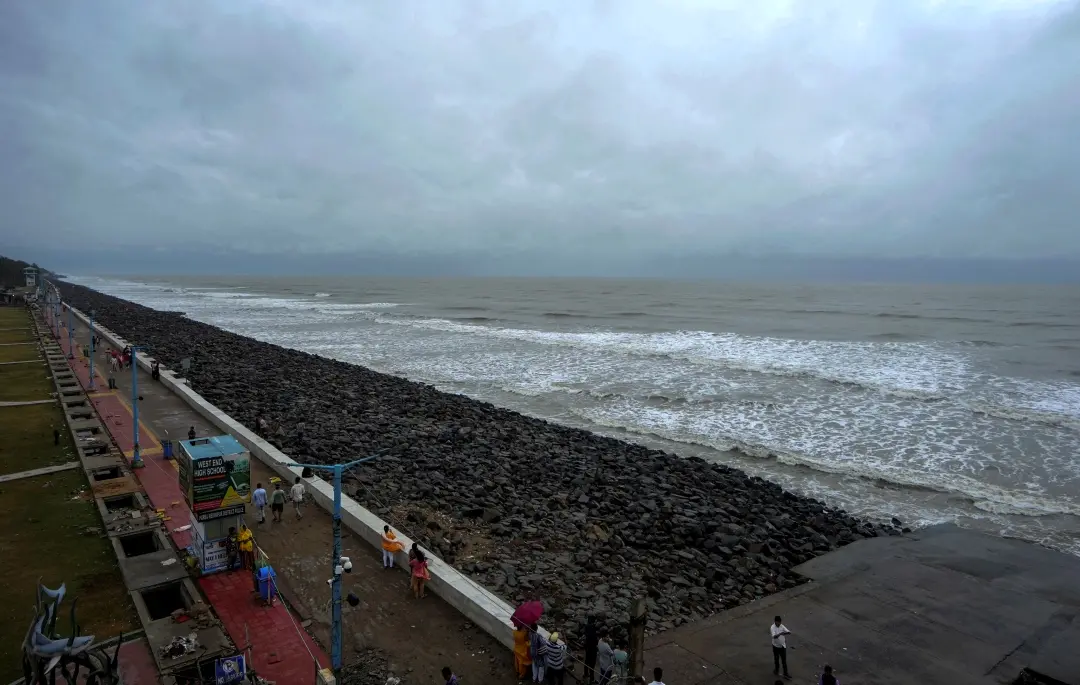 Waves crash at the beach at Digha ahead of the landfall of Cyclone 'Dana', in Purba Medinipur district, West Bengal | Photo: PTI