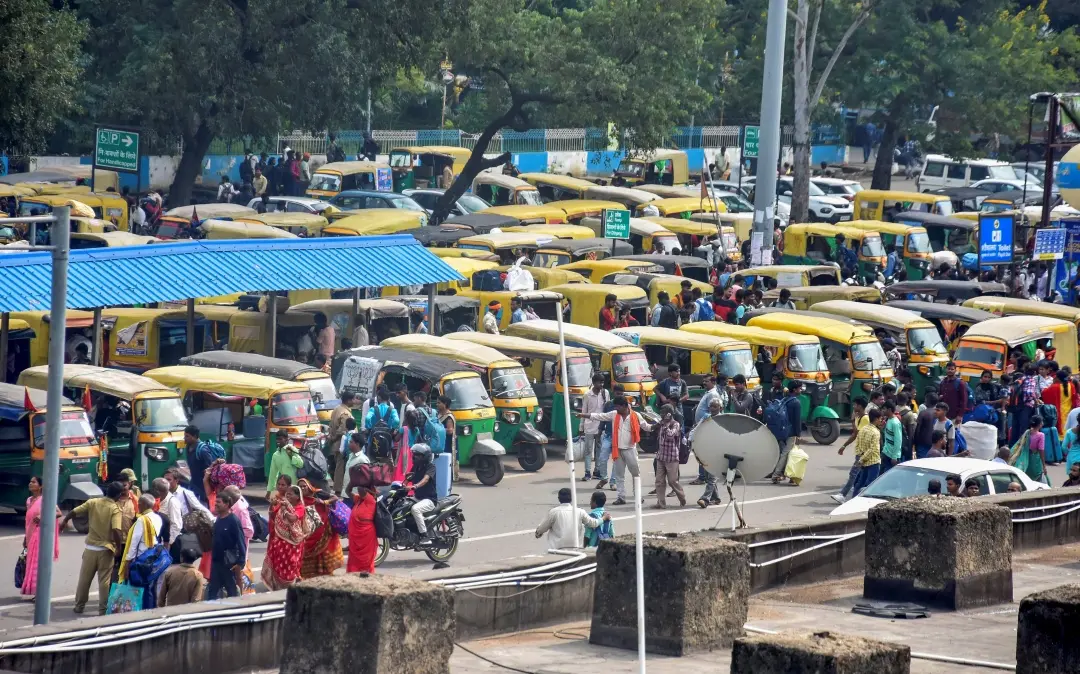 Passengers return from the Hatia railway station after several trains were cancelled in the wake of cyclone 'Dana' | Photo: PTI