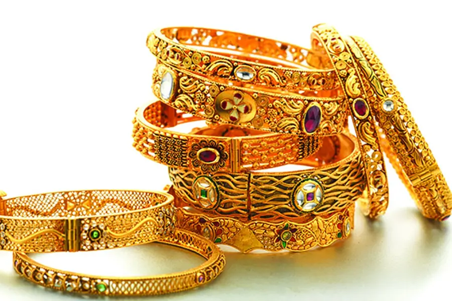 Gold price surges past Rs 52,000 in Kerala