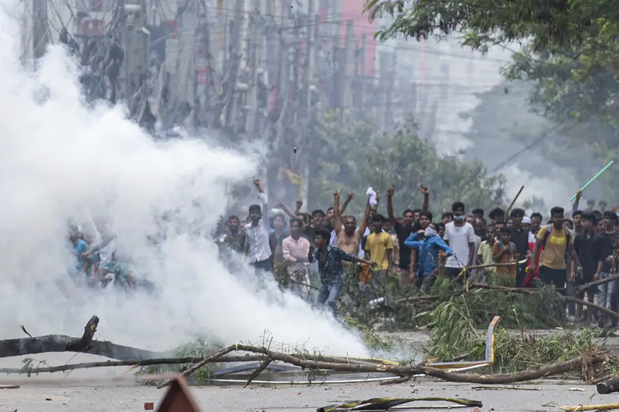 Bangladesh protesters seige presidential palace