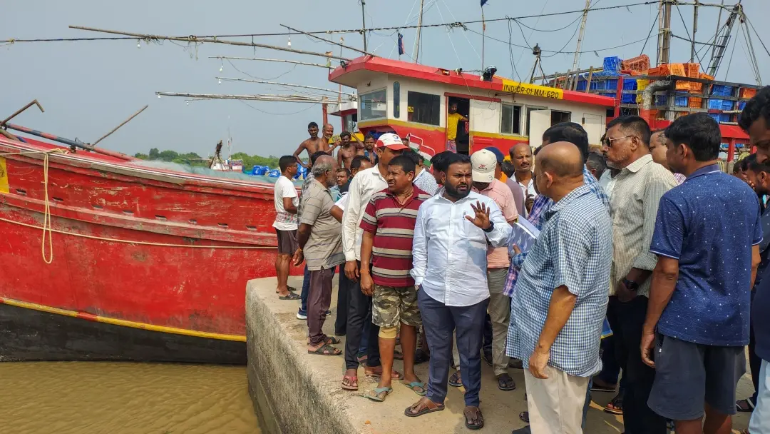 Odisha MLA Manas Kumar Dutta interacts with fishermen during an inspection at the Bahabalpur Jetty area ahead of cyclone Dana landfall, in Balasore district, Odisha, on Tuesday | Photo: PTI