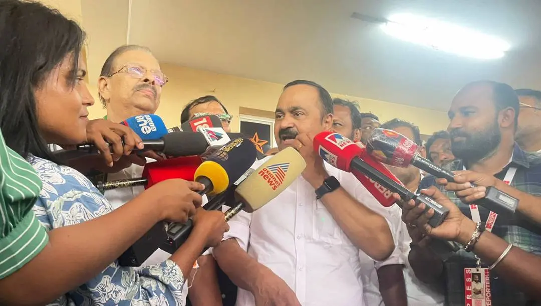 വി.ഡി. സതീശനും കെ.സുധാകരനും മാധ്യമങ്ങളെ കാണുന്നു | ഫോട്ടോ; മാതൃഭൂമി