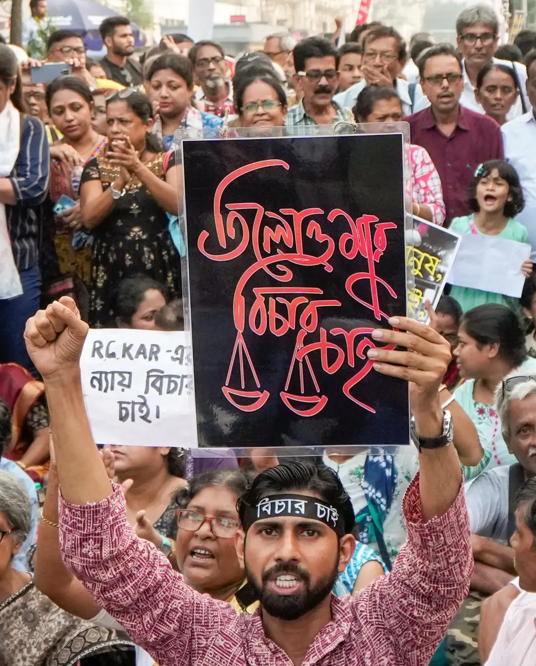 People raise slogans near the fasting mancha of junior doctors observing fast-unto-death in protest | Photo: PTI