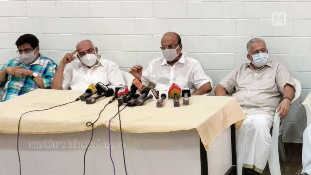 ലീഗ് നേതാക്കള്‍ മാധ്യമങ്ങളെ കാണുന്നു. | Photo: സാജന്‍ വി നമ്പ്യാര്‍