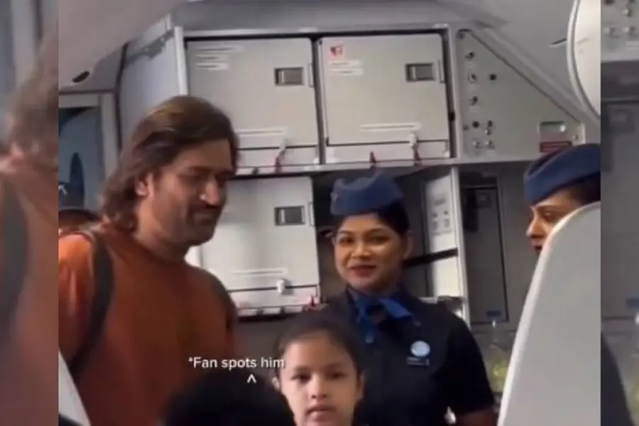 Dhoni, Sakshi and Ziva onboard: Thala's humble behaviour on flight wins hearts | WATCH