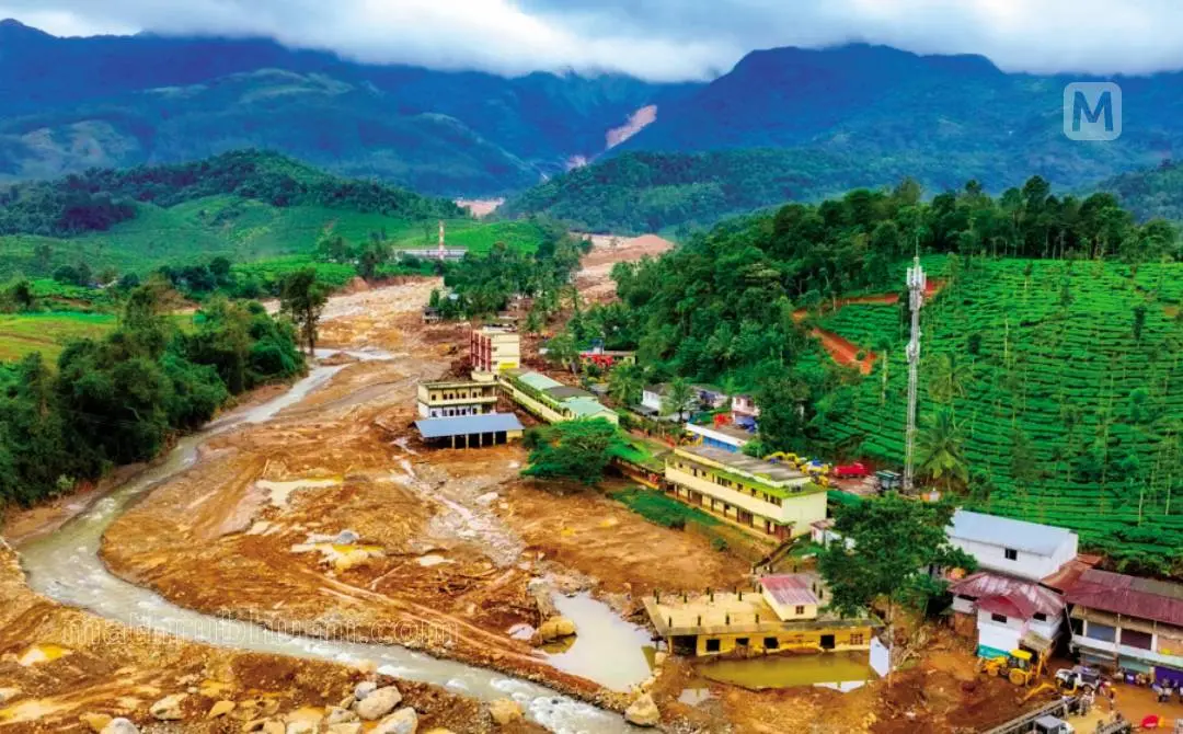 വയനാട് ചൂരൽമല, മുണ്ടക്കൈ ഉരുൾപൊട്ടലിൽ വഴിമാറിയ പുഴ പഴയരീതിയിൽ തെളിഞ്ഞ് ഒഴുകിത്തുടങ്ങിയപ്പോൾ | ഫോട്ടോ: ഷമീർ മച്ചിങ്ങൽ \ മാതൃഭൂമി
