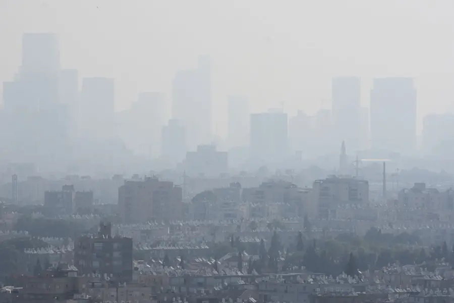 Smog engulfs Delhi as AQI hits 293: PWD sprinkles water on roads to combat pollution | WATCH