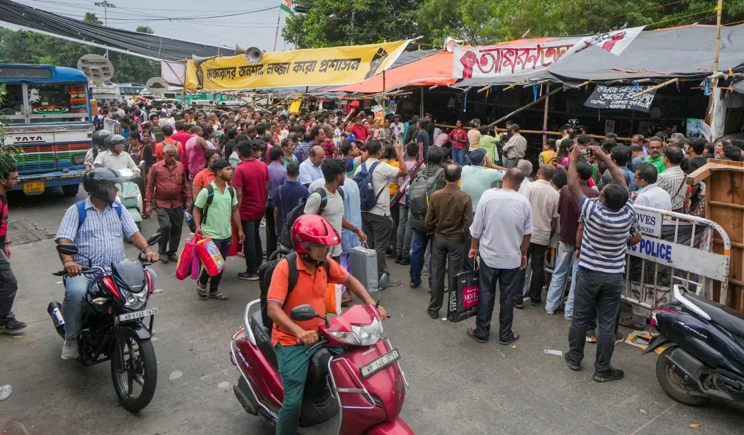 People near the 'dharna' site of junior doctors who are staging the fast unto death | Photo: PTI