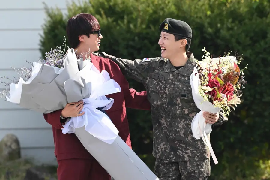 BTS member J-Hope discharged from South Korean Military: Fans celebrate return | PHOTOS