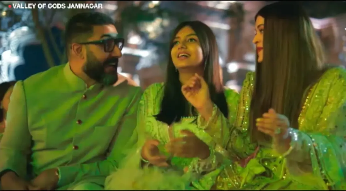 Abhishek Bachchan and Aishwarya Rai Bachchan with their daughter Aaradhya Bachchan | Photo: Screengrab from instagram.com/officialjiocinema