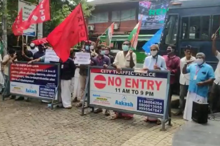 Clashes erupt between street vendors, police at SM street in Kozhikode