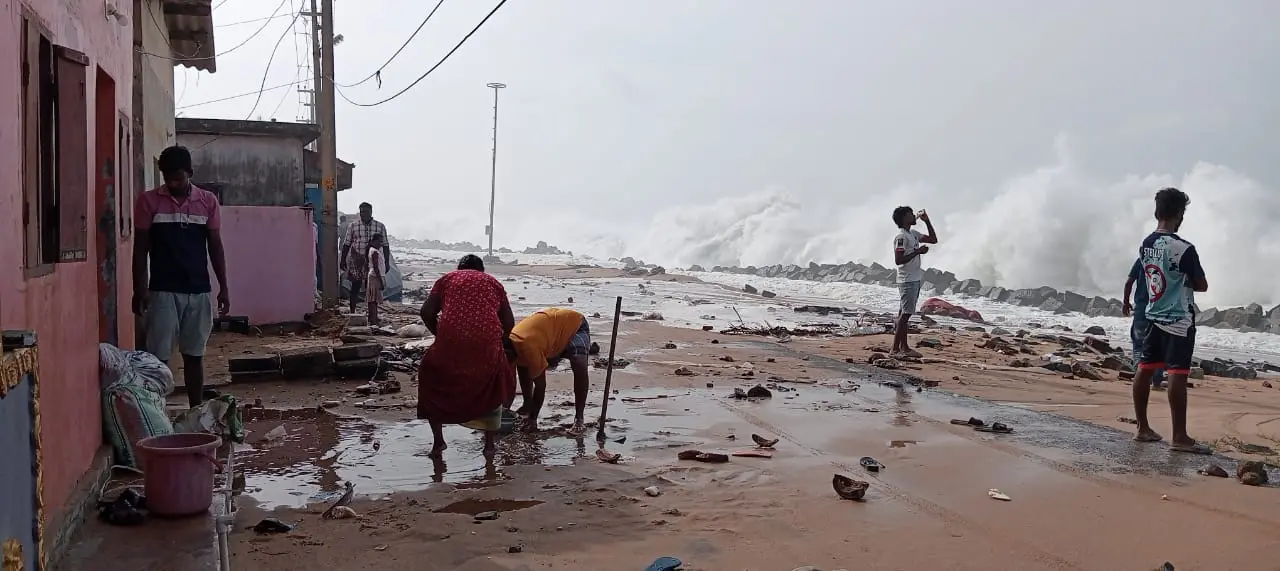 Rough seas in the coastal area | Photo: Mathrubhumi
