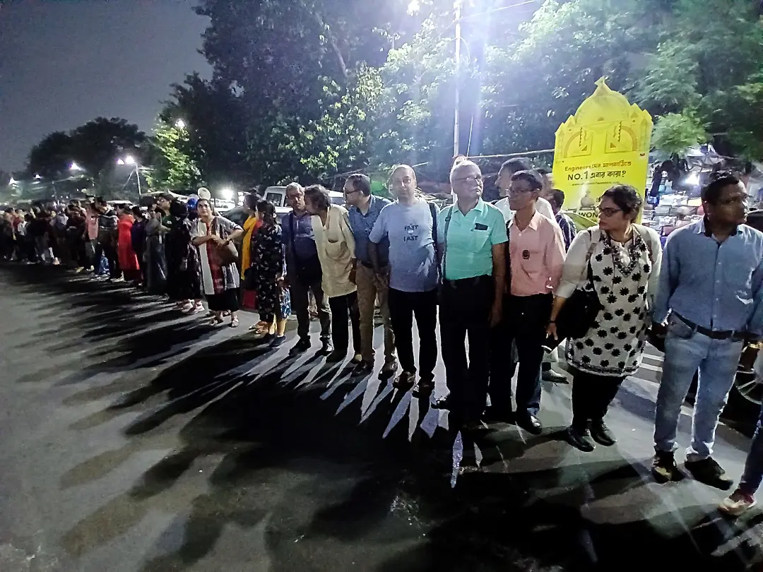 People along with doctors form a human chain in protest | Photo: ANI