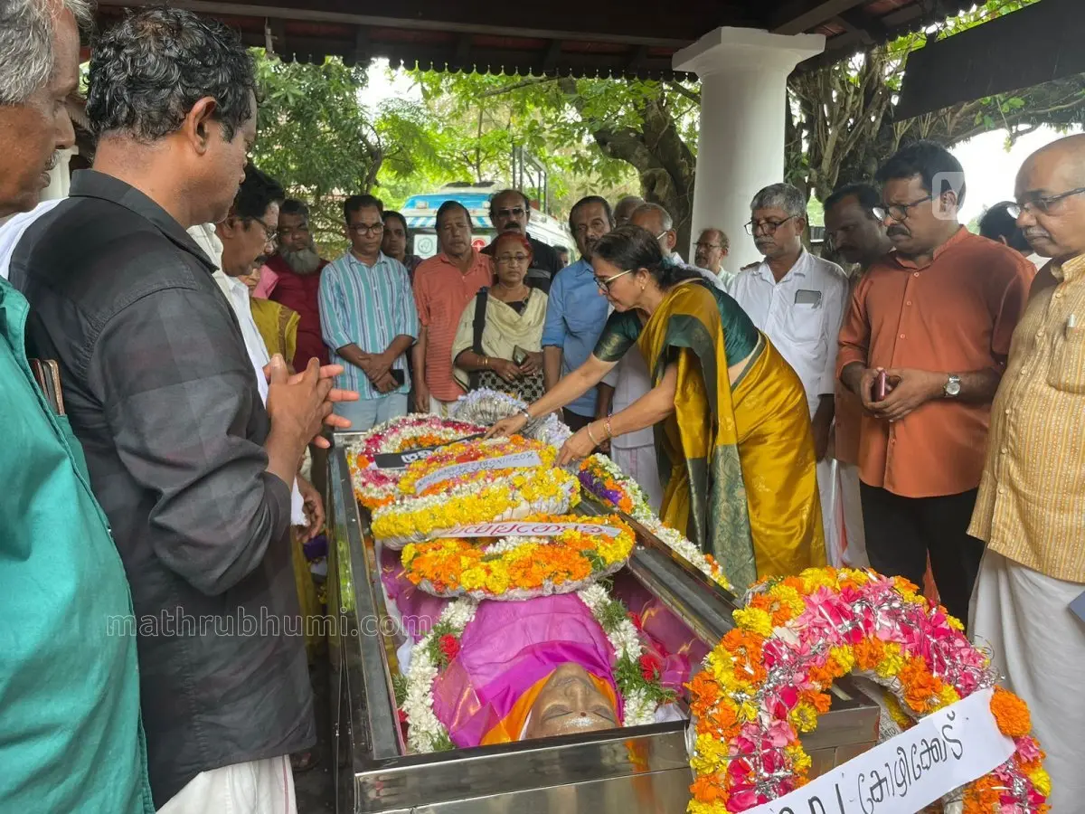 Kozhikode Mayor Beena Philip placing a wreath on the body of late singer Machattu Vasanthi | Photo: Mathrubhumi