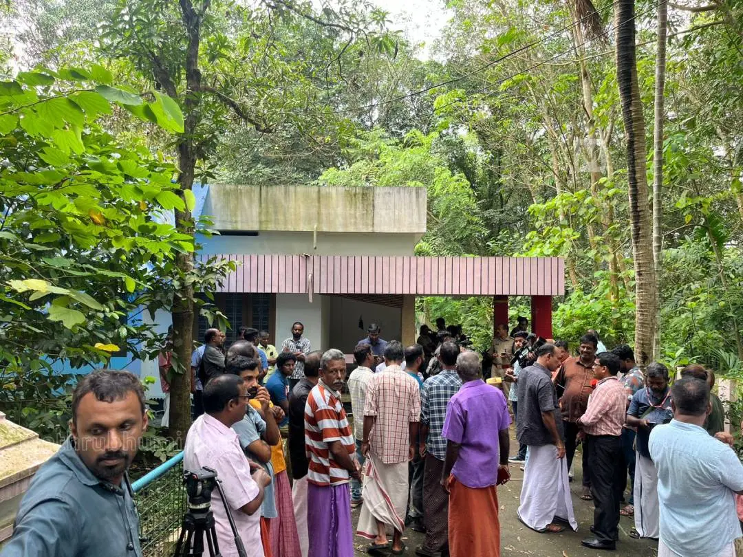 കൂട്ടമരണ വാർത്തയറിഞ്ഞ് രഞ്ജിത്തിന്റെ വീട്ടിൽ എത്തിയവർ | ഫോട്ടോ: ആകാശ് എസ് മനോജ്‌