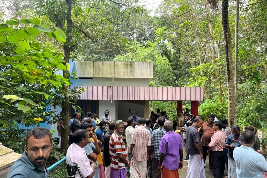 അധ്യാപക ദമ്പതിമാരും മക്കളും മരിച്ച നിലയില്‍; മൃതദേഹം വൈദ്യപഠനത്തിന് നല്‍കണമെന്ന് കുറിപ്പ്
