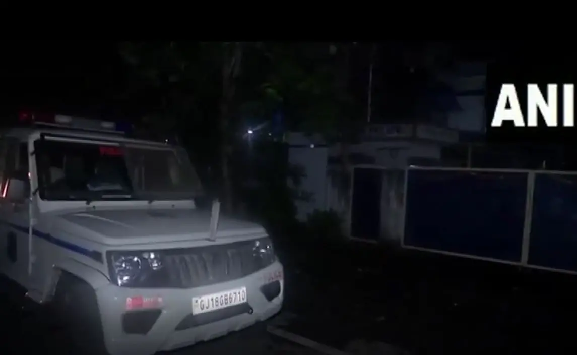 Gujarat police vehicle in front of the pharmaceutical company from where the cocaine was seized in Ankleshwar | Photo: ANI